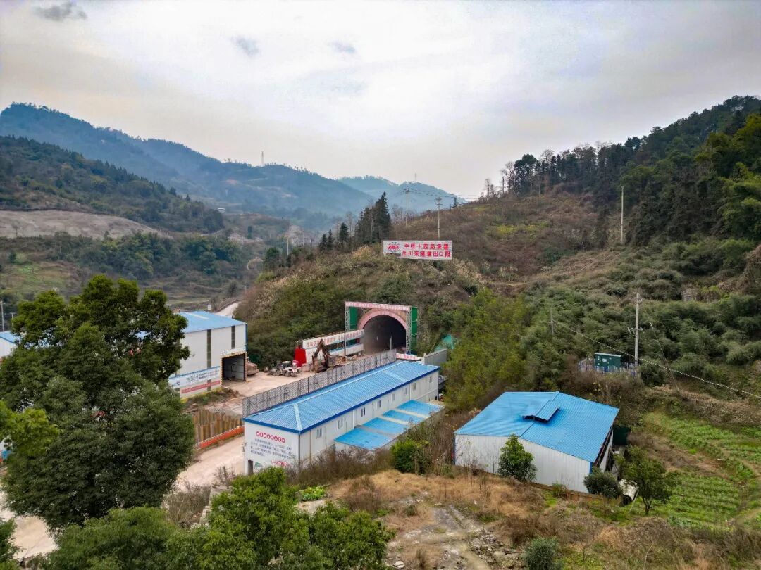西渝高铁合川东隧道贯通，盾构法施工首例应用助力高铁建设