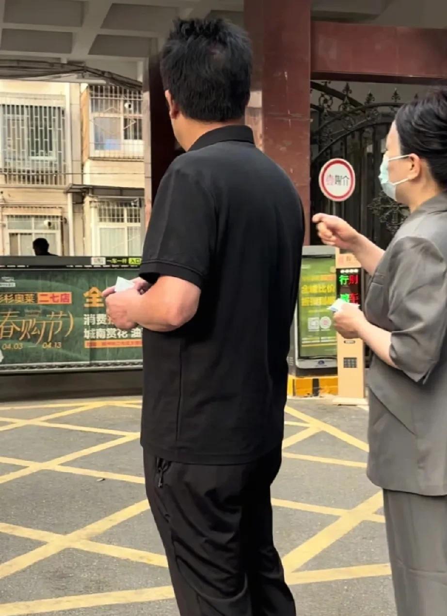 白房子的行为真奇怪，不去追责“说管理混乱”的人，而去追责一个质疑“管理混乱”的人