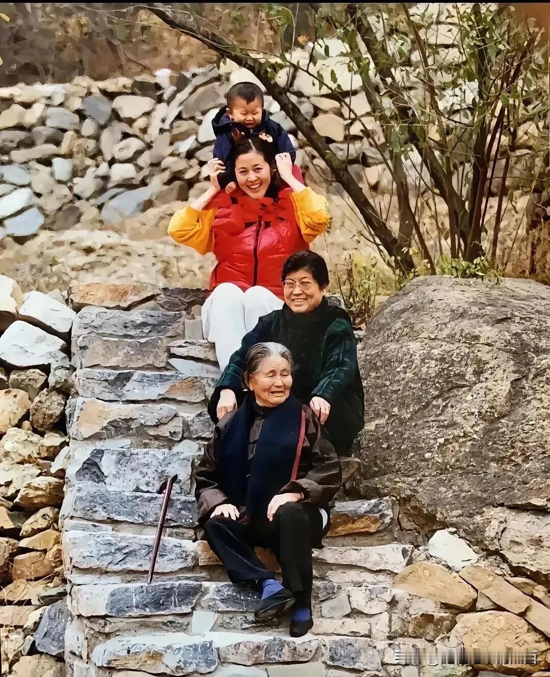 倪萍真的是一位孝顺的人，早年间她带着妈妈和姥姥一起户外游玩，这一家四代同框的画面