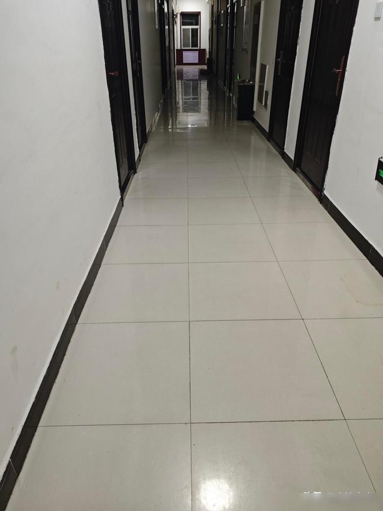 我们主任离岗了，上午来单位没开会没宣布，收拾了东西，开着车悄悄走了。说起来挺