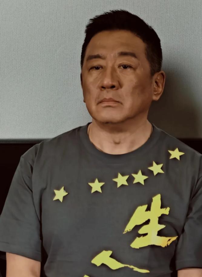 演员丁勇岱说：“2000年的时候，在北京站要进站，一个警察瞅见我，冷不丁就做出掏