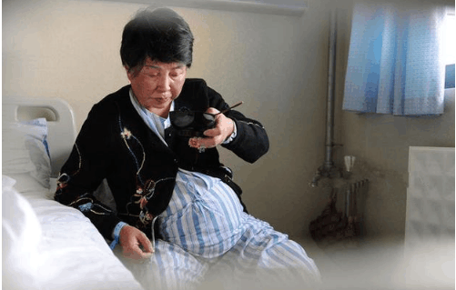 60岁老奶奶再怀孕, 生下可爱双胞胎女儿, 网友称赞会折腾