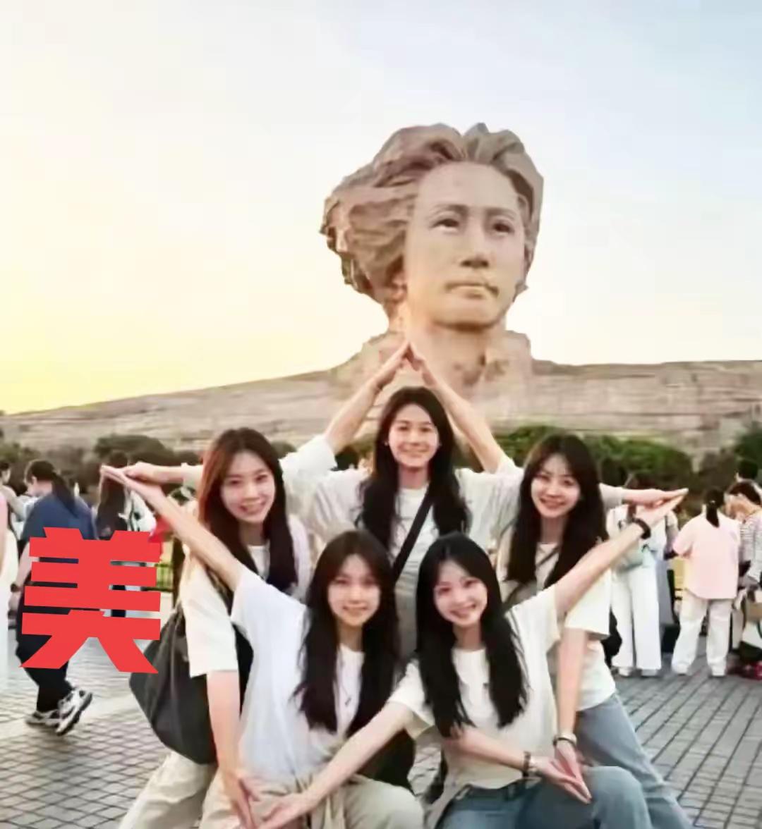 橘子洲这一张简简单单的五角星合影，毫无滤镜包装，却在网上掀起巨大波澜。五个重庆大