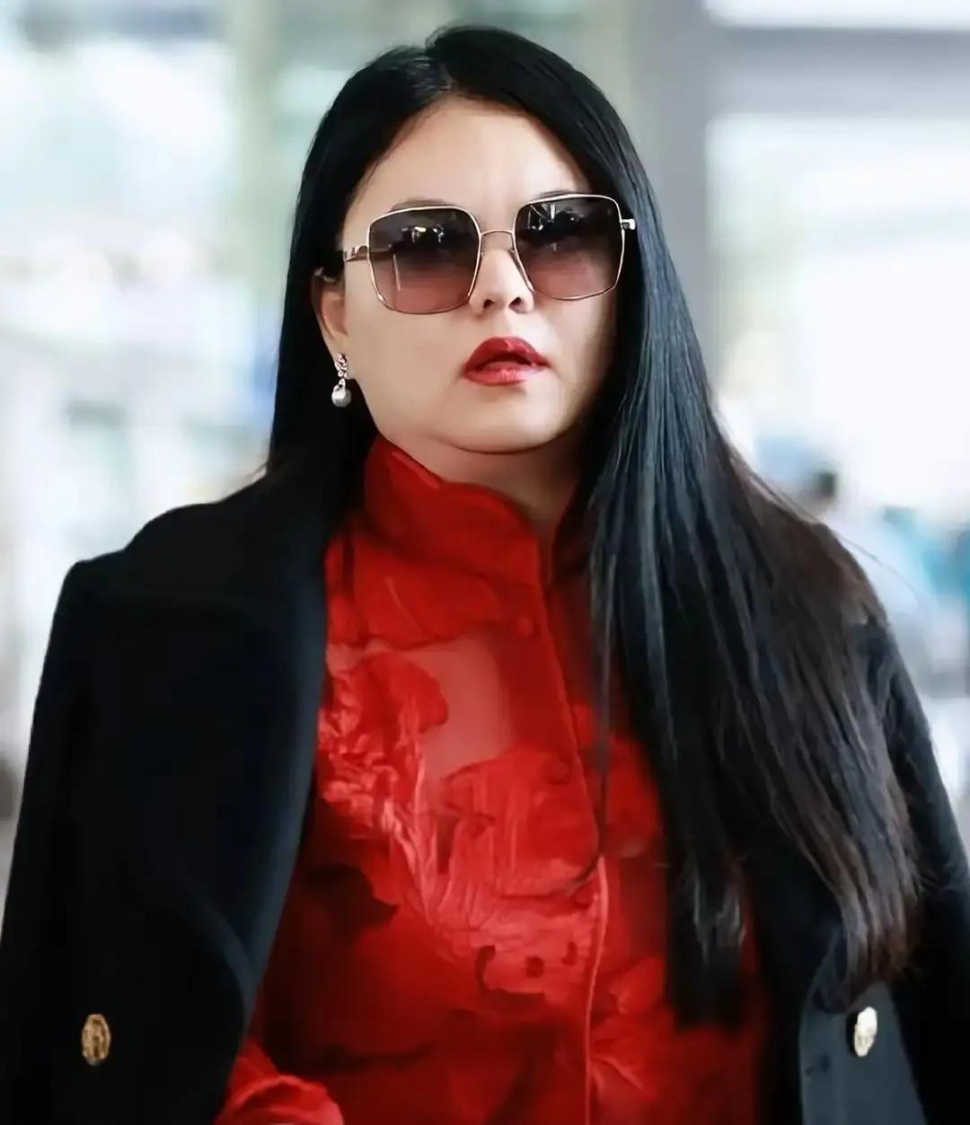 李湘这事儿，要是只觉得是炫富炫的，那就想得太浅了炫富只是个明面上的引子，这也不