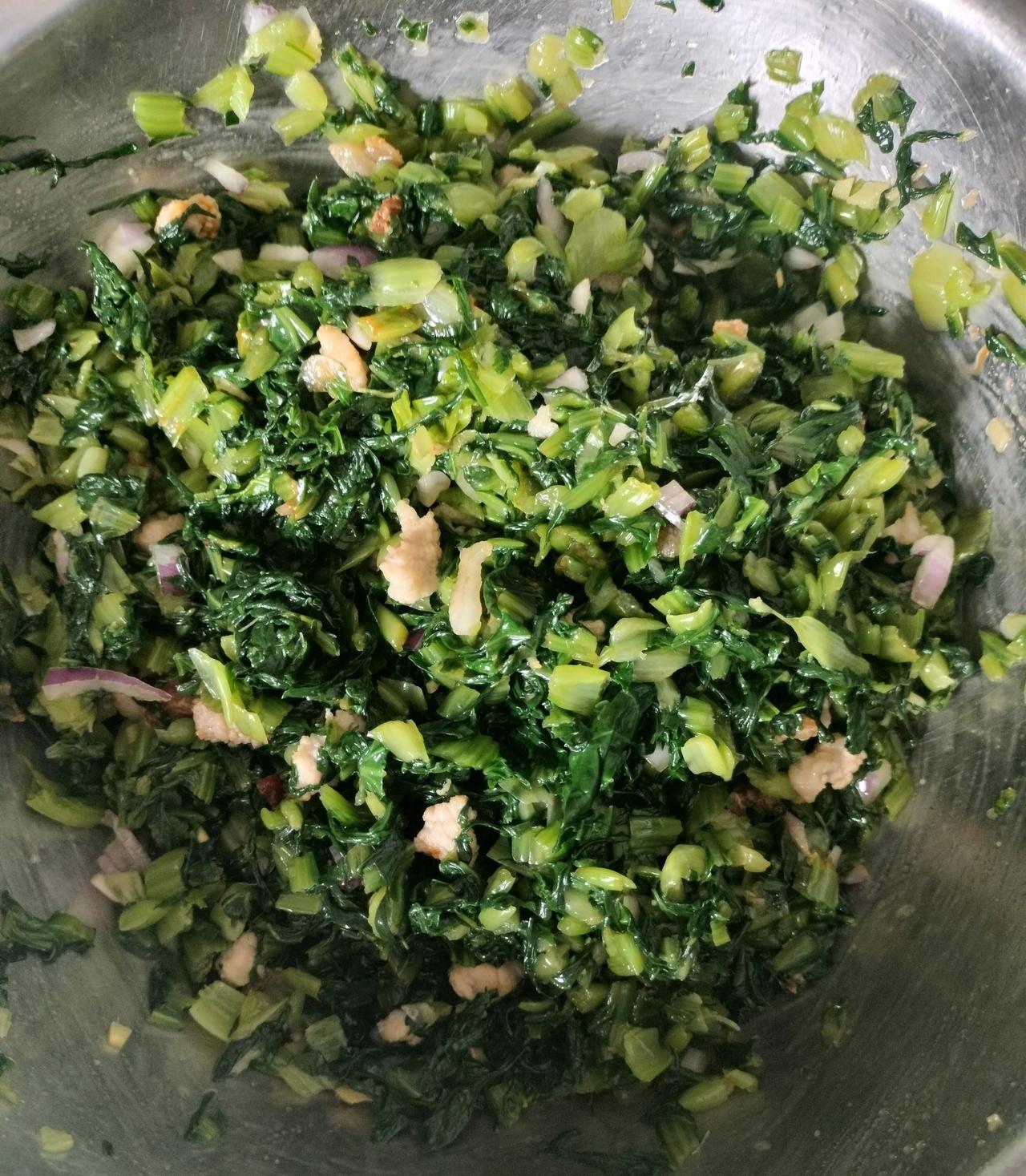 一口小白菜蒸饺，尝尽初春鲜！春天来了，就开始惦记着春天蔬菜的鲜美。买三捆小白