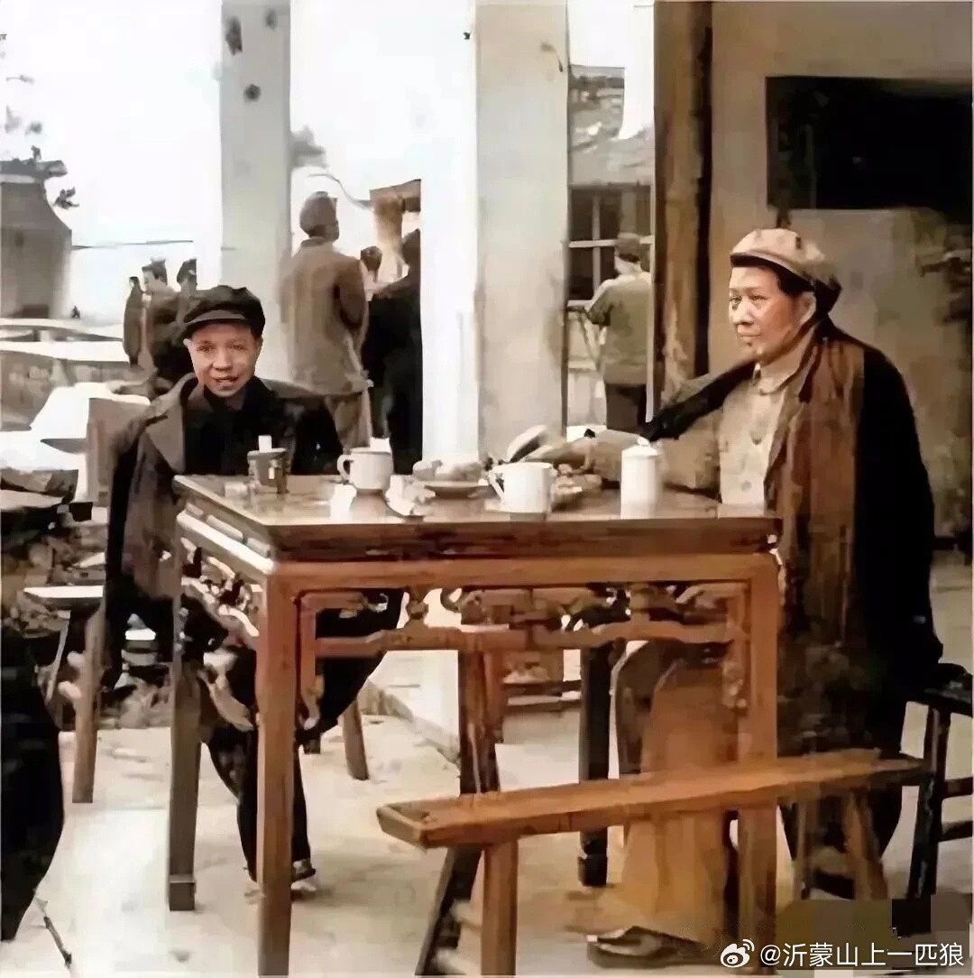 【主席下馆子，罕见的老照片】毛主席披着大衣，静静坐在寻常饭馆的长条凳上，未因身份