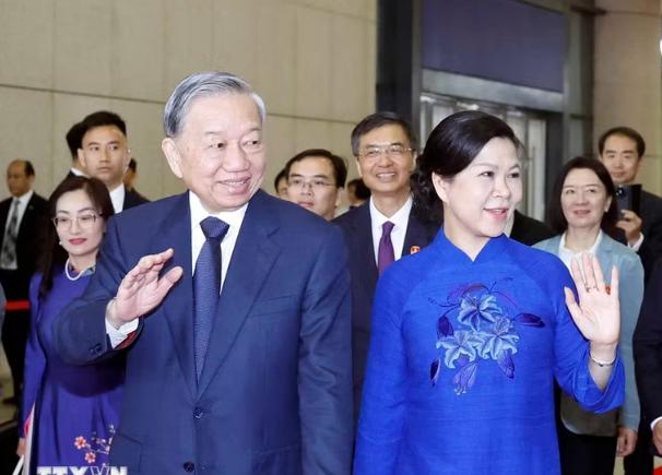 摊牌了！苏林前脚刚登上回国的火车，后脚中越联合声明就砸下来，铁路、矿产、核安全、