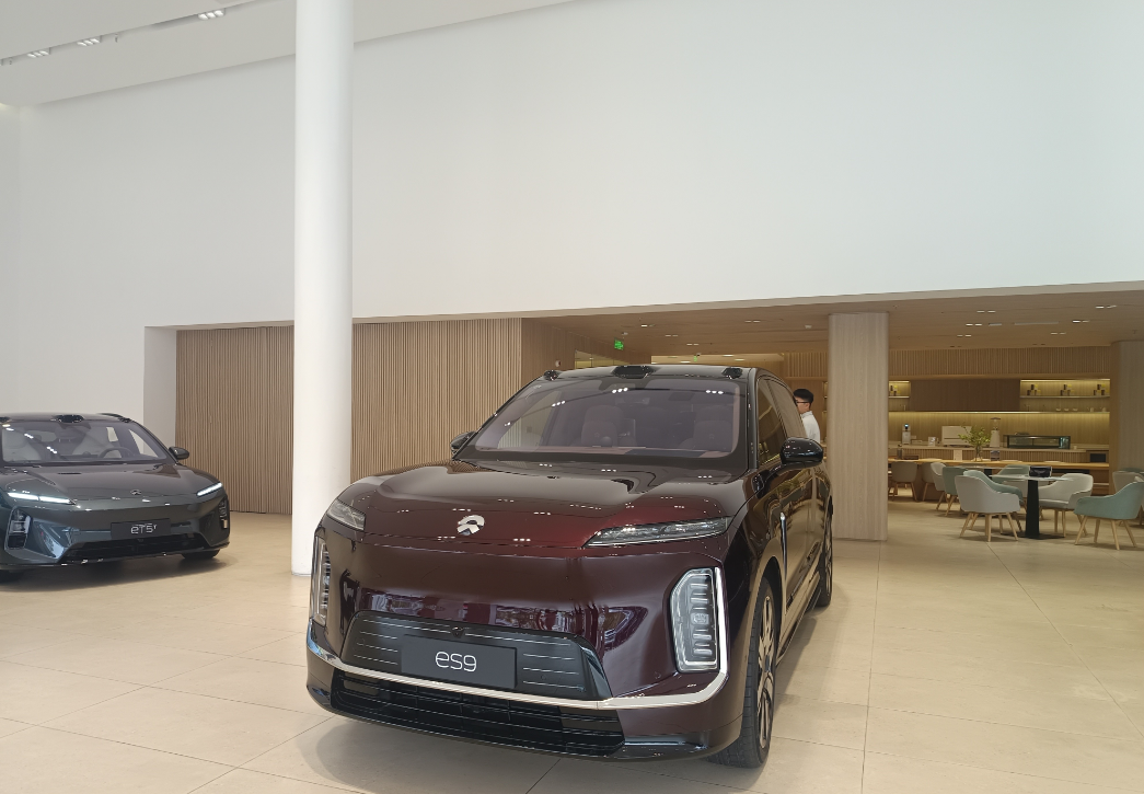 现在回头看去年的ES8绝对是蔚来逆天改命的一台车正是ES8的成功给了蔚来无