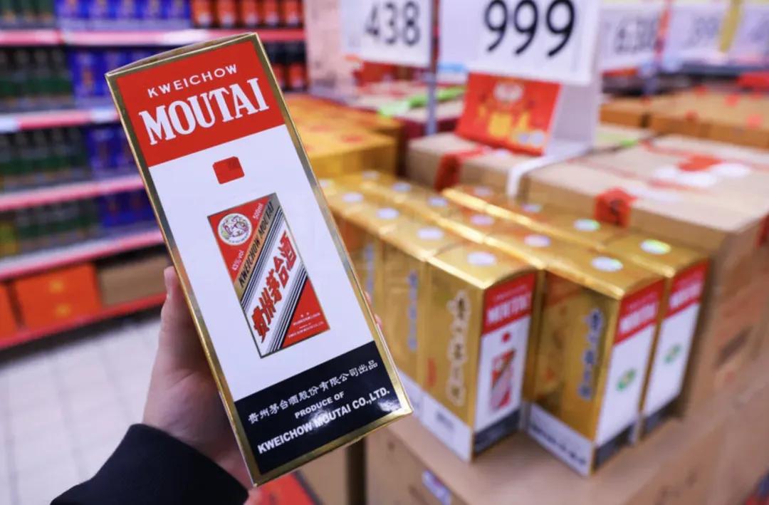 浓眉大眼的茅台负增长，25年来头一次，国人真的喝不动了。茅台年报公开，整个白酒产