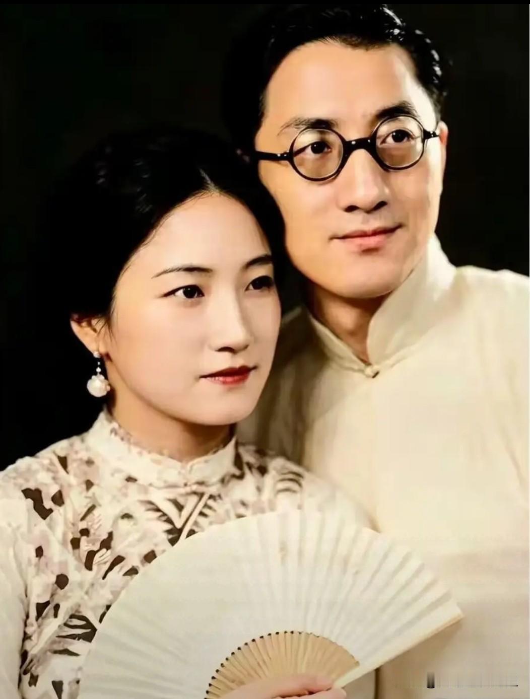 这张摄于1930年上海的双人照，定格了徐志摩与陆小曼二人的动人模样。徐志摩身着素
