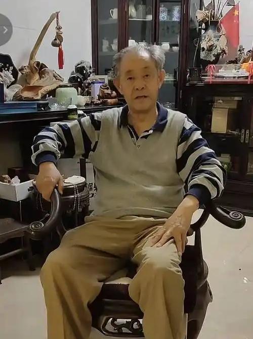 给大家讲个故事，就可以证明徐湖平这个人爱不爱钱，当年他任南京博物院院长，主持泗阳