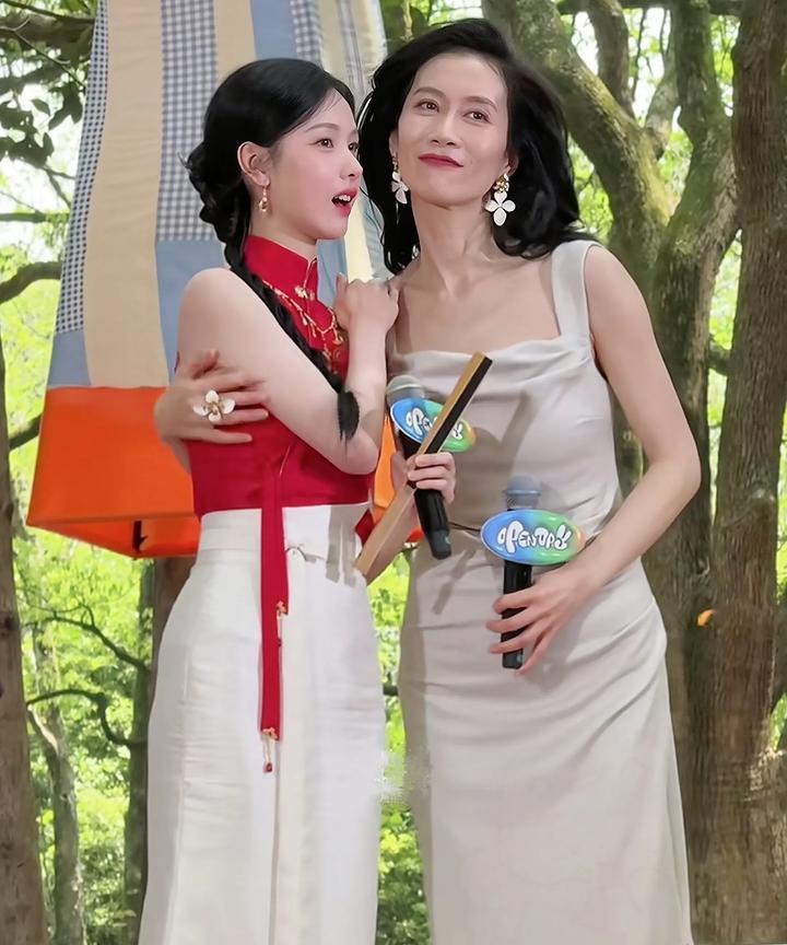 温峥嵘陈都灵暖心同框，比心互动甜度爆表。这对《雁回时》