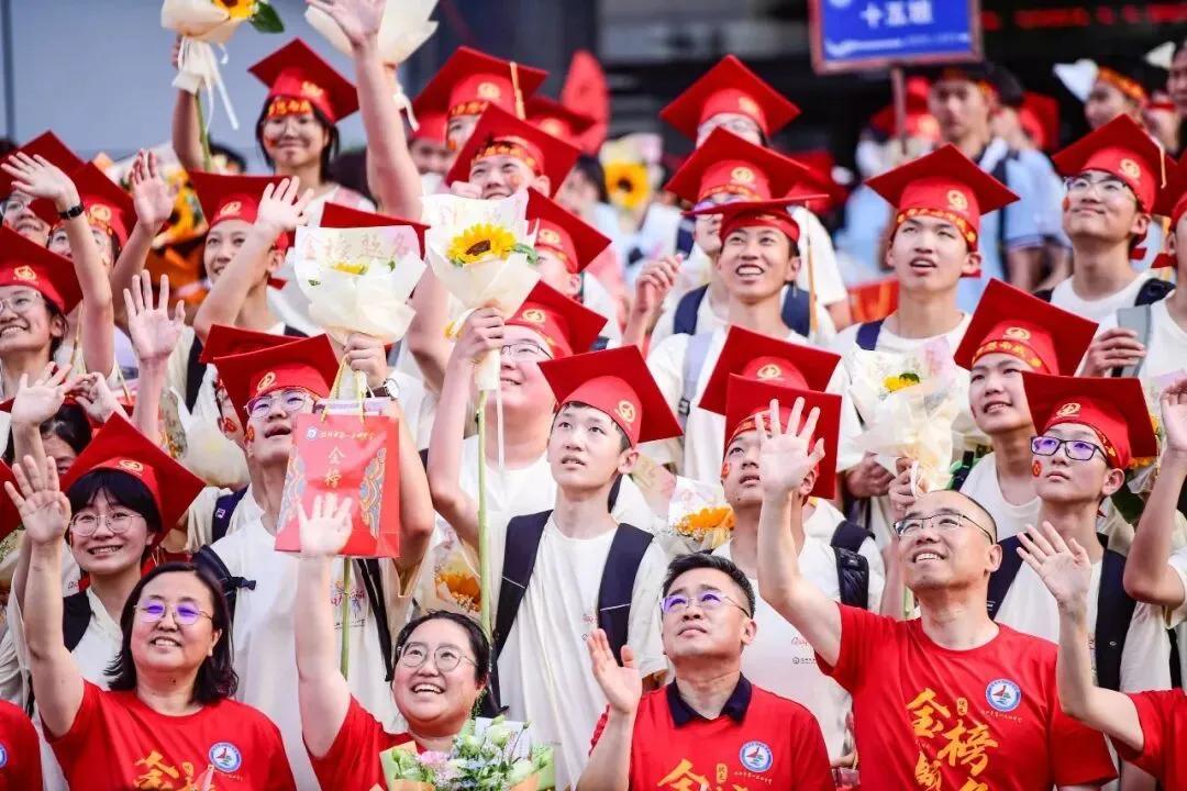 戳破幻想，不装了！3月15日16:32，评论员刘远举在北京发布文章，直指取消中