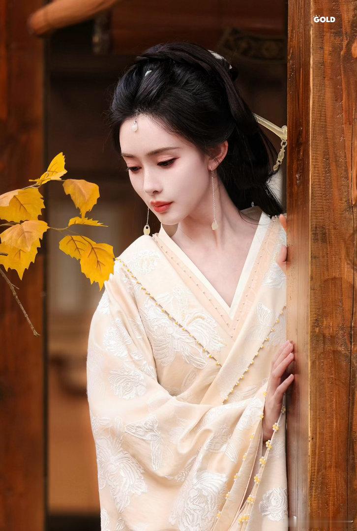 孟子义百花杀国风妆造图鉴孟子义百花杀妆造沈汐和在朝堂对峙那场戏，额饰的流苏几乎