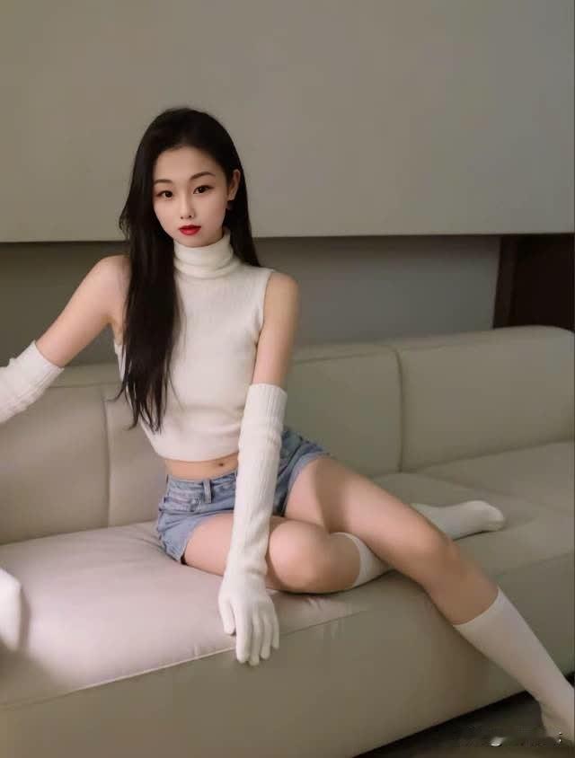 甜美少女风，白色高领毛衣搭配牛仔短裤，优雅气质满满！