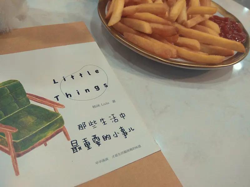 生活难免有细碎烦恼压在心头，不必纠结内耗。烦闷时出门走走，吹吹晚风，听听喜