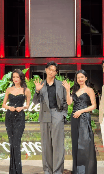 谁能信，舒淇比张婧仪大了23岁！这年龄差做母女都完全没问题吧！可是看看舒淇这状态
