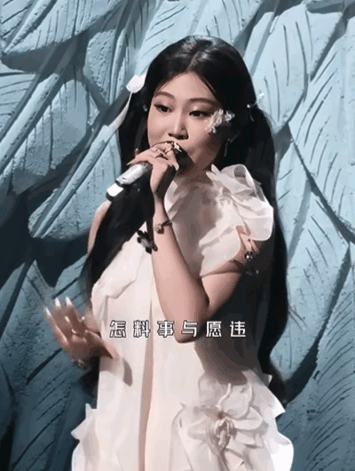 沈佳润长的像沈春阳，但是母女俩走的路线不一样，沈春阳走的是实力派，沈佳润走的是又