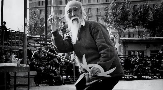 1926年11月的上海，自诩为杨式太极拳四代第一的叶大密挑战武当剑仙李景林，没想