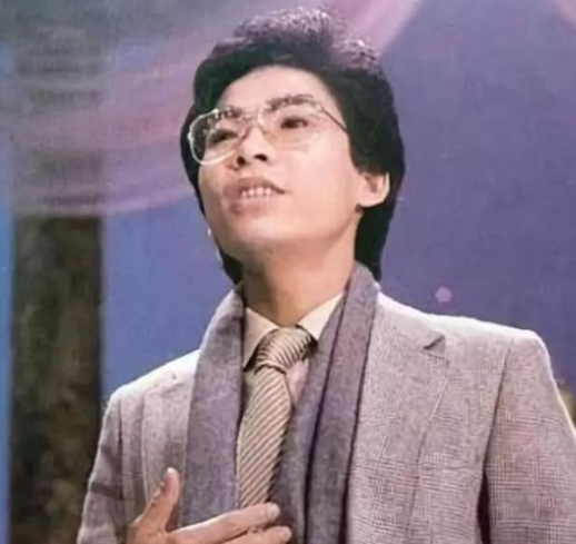 1984年，歌手张明敏得知我国举办亚运会的经费，还差了6亿的缺口时，毅然决然的卖