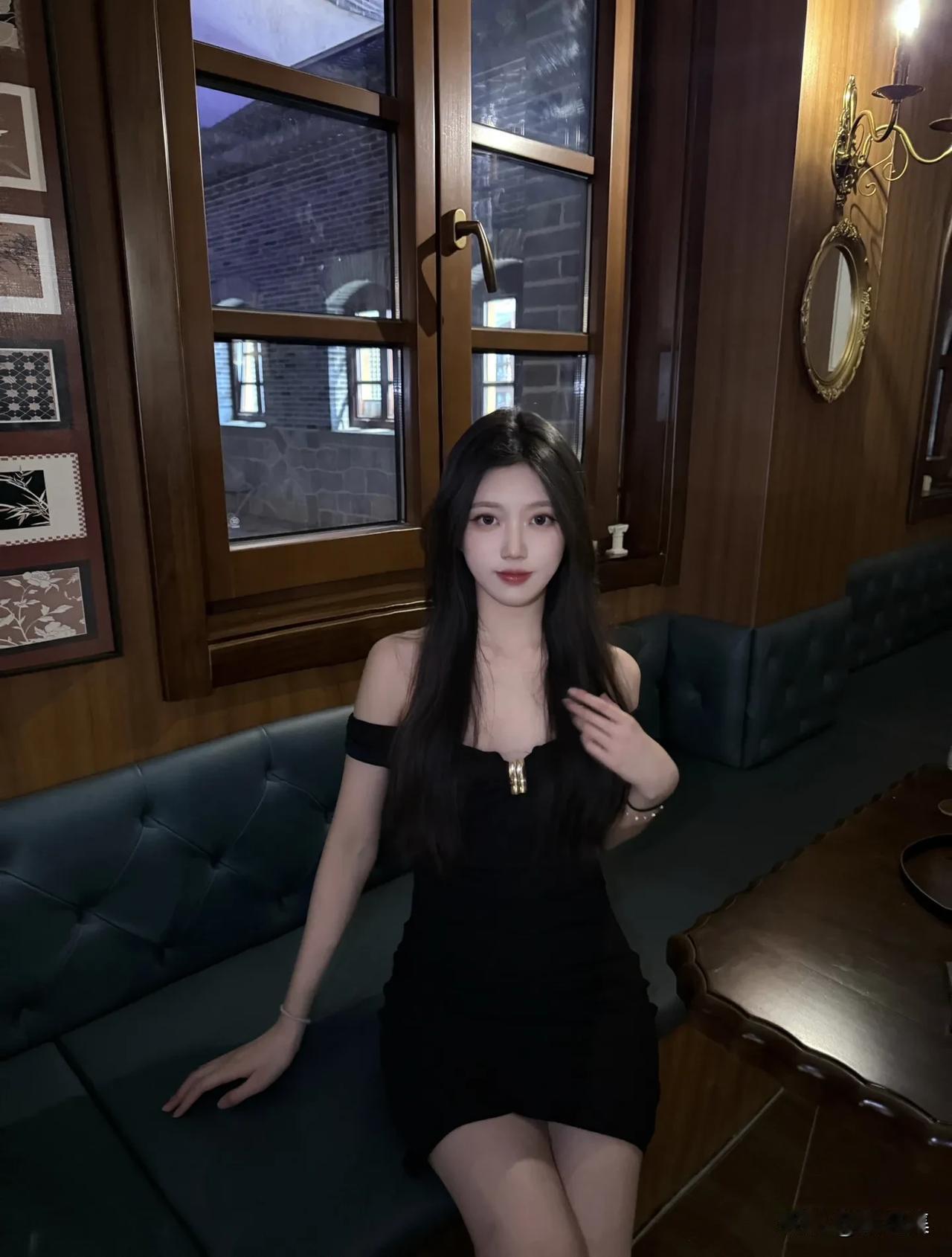 窗明几净，美人倚坐。