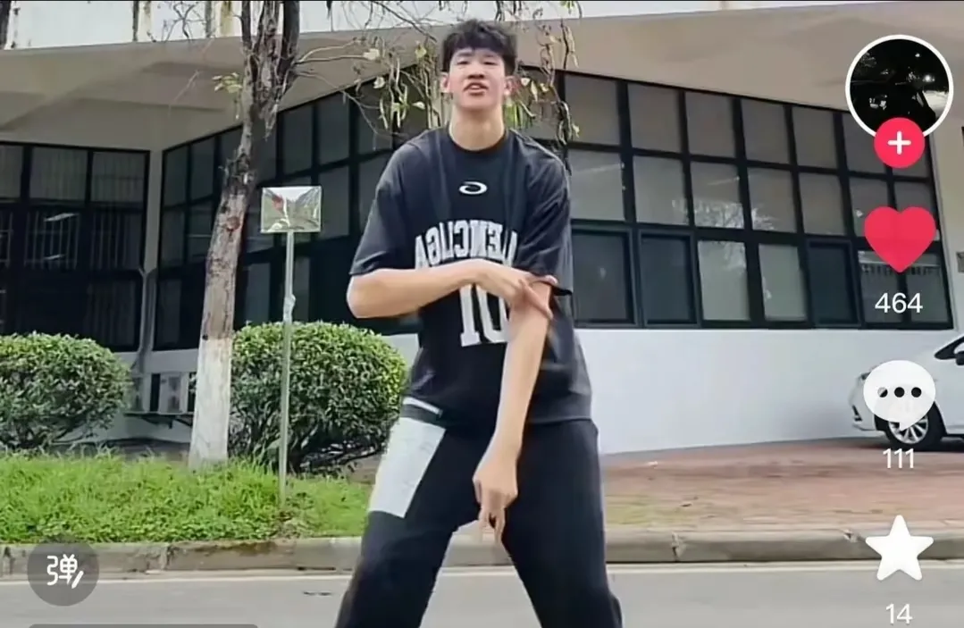 杜峰失望透了！广东男篮未来之星不务正业，球队都在训练，他却在直播练跳舞，球迷:难