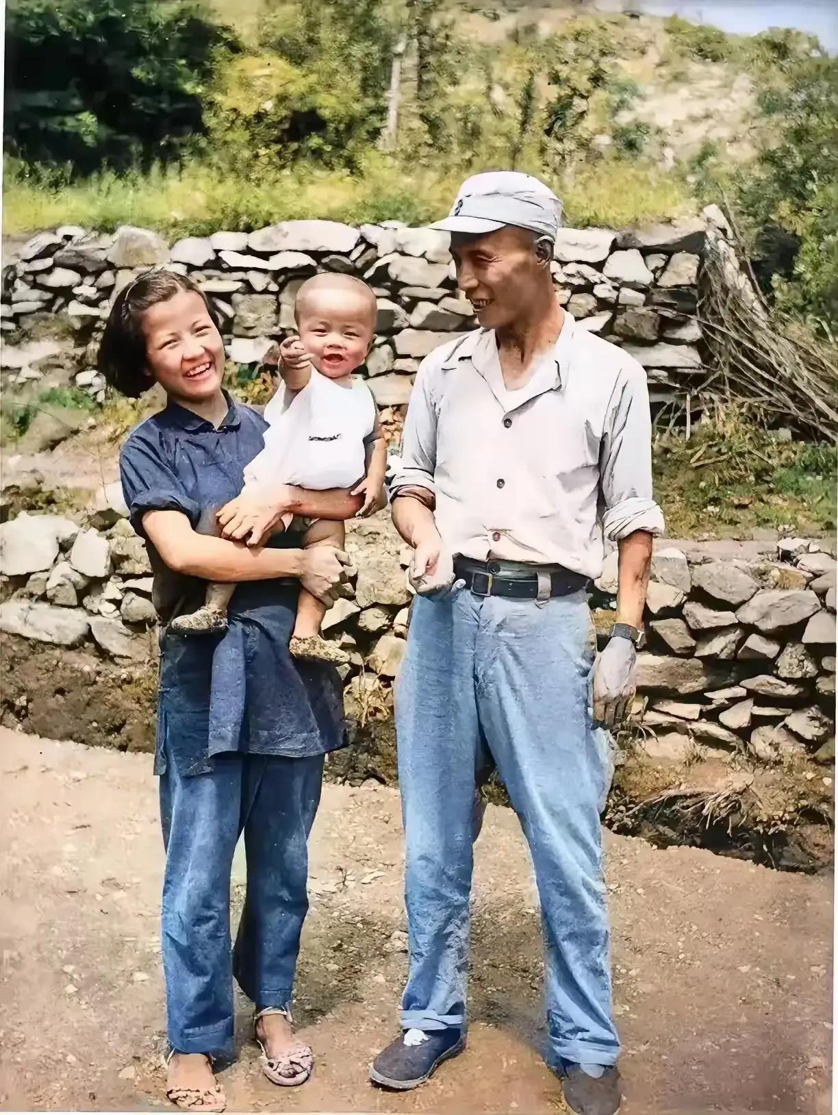 1942年，冀中军区司令员吕正操从前线赶回，与妻子刘沙及年幼的儿子吕彤羽留下的合