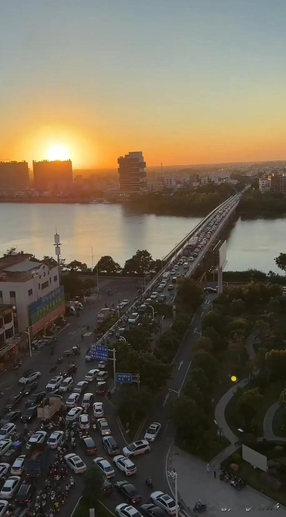 湛江下辖的吴川小城，也会出现如此壮观的塞车场景。这里是吴川市沿江路旁的水口渡大桥