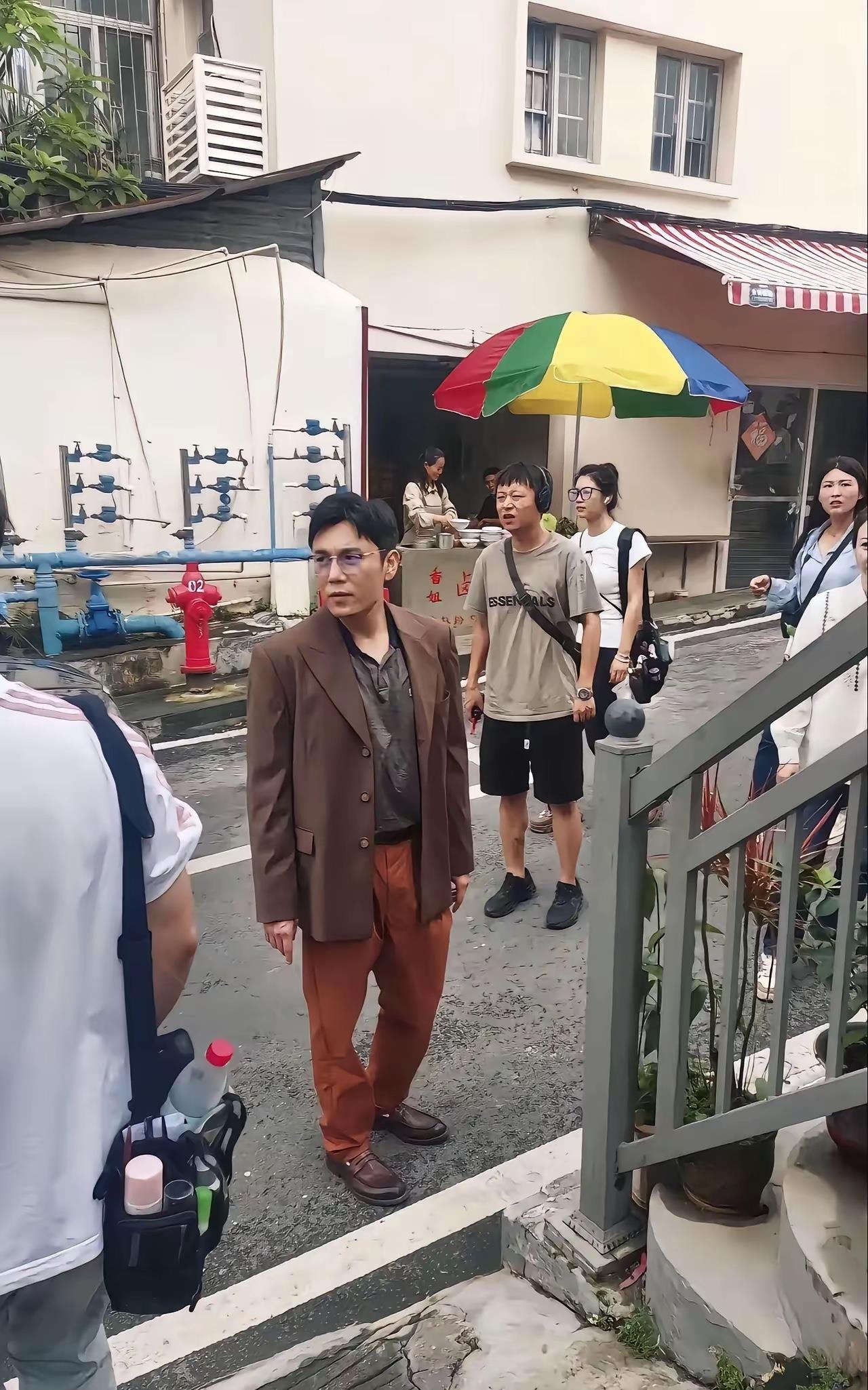 秦昊穿的服装，非常有气质