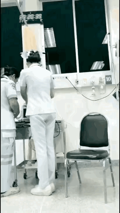 护士小姐姐自娱自乐，玩的挺嗨皮护士女神护士护士护士练操作日常护士迷惑瞬间