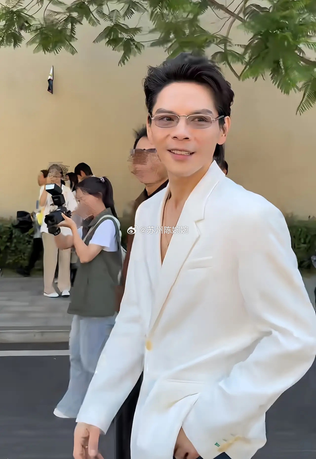 我发小在上海见过向佐，回来后跟我说，以后别再说向佐是帅哥了，你是不知道，他称为大