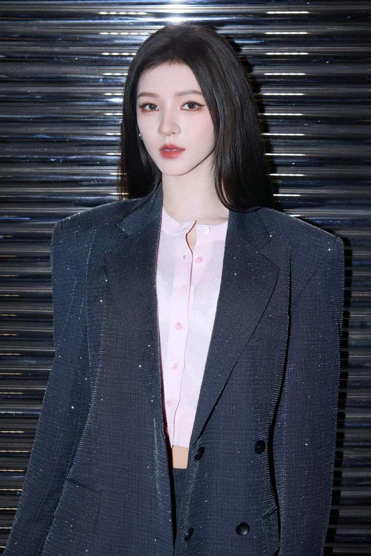 张予曦的西装搭配太有一套了！在AlexanderWang活动上，她穿闪钻黑西