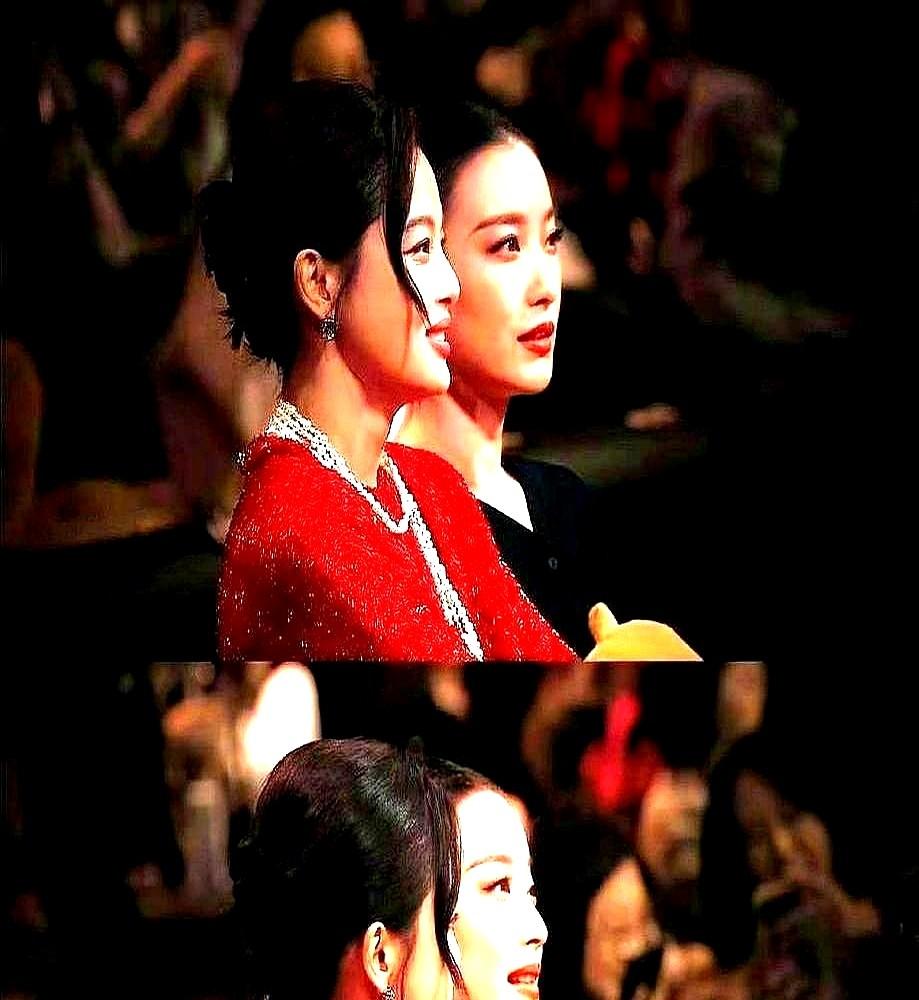 最解气的重逢什么样？大概就是辛芷蕾这样。2026年微博之夜，新晋威尼斯影