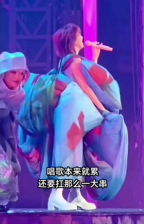 孙燕姿的造型师长点心吧，看把孙燕姿摆置成啥样了！本来孙燕姿实力很强，长得古灵