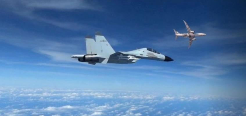 不其然。美军最近公布的影像里藏着个有意思的事。从南海到东海，只要美军机出