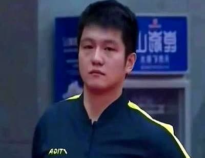 八一队解散那天，樊振东一个人拖着箱子站在酒店前台，身后是空荡荡的领奖台，对面老队
