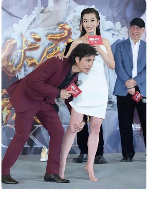 这是什么关系，才能抱住腿呢？