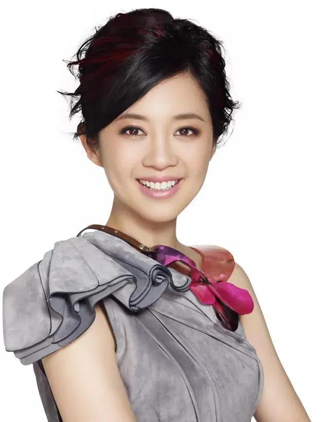 2004年，富豪丁健和主持人许戈辉，在擦枪走火后有了孩子，丁健却转身向刚生完二胎