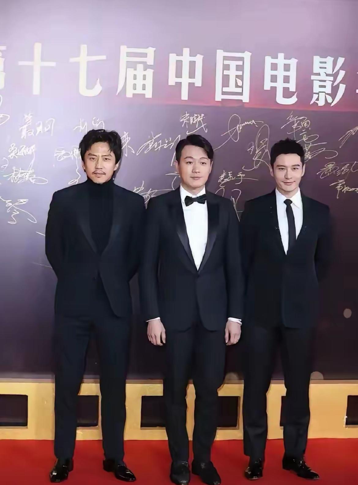 邓超和黄晓明我都认识，中间这位男士到底是谁呀？