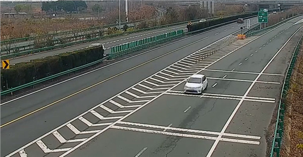 【女子开车逆行上高速反怪导航：我没地方走了】快科技12月23日消息，据“公安部交