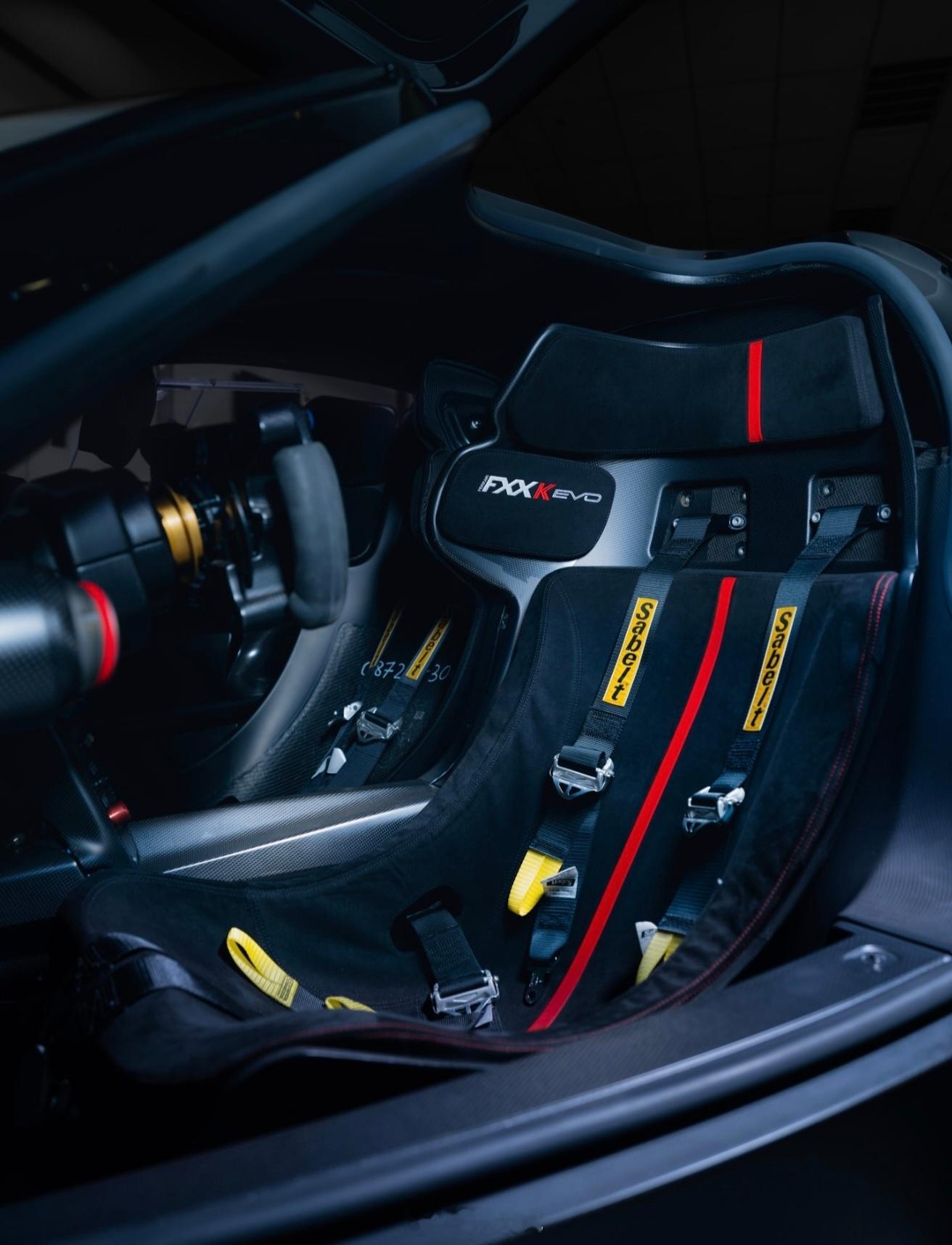 跑车大v聊车汽车美图法拉利FXX-KEvo的设计理念以“极致赛道性能”为核心