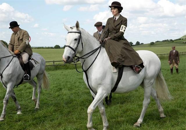 英国一位年轻的女人怀孕后，她家里养的马老是用嘴蹭她的肚子，令她不厌其烦。后来才得