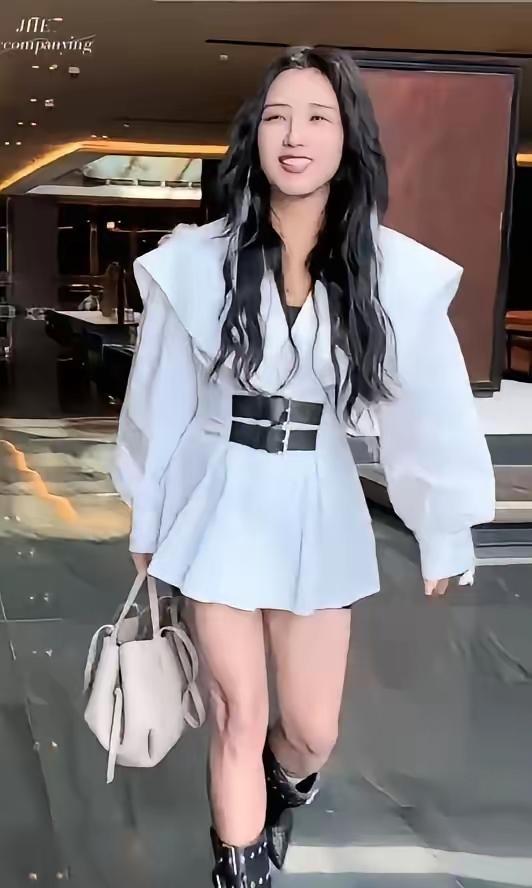 天呐，变化太大了，还是瘦了年轻漂亮，她是歌手，演员，现在瘦了越来越好看了，这美美