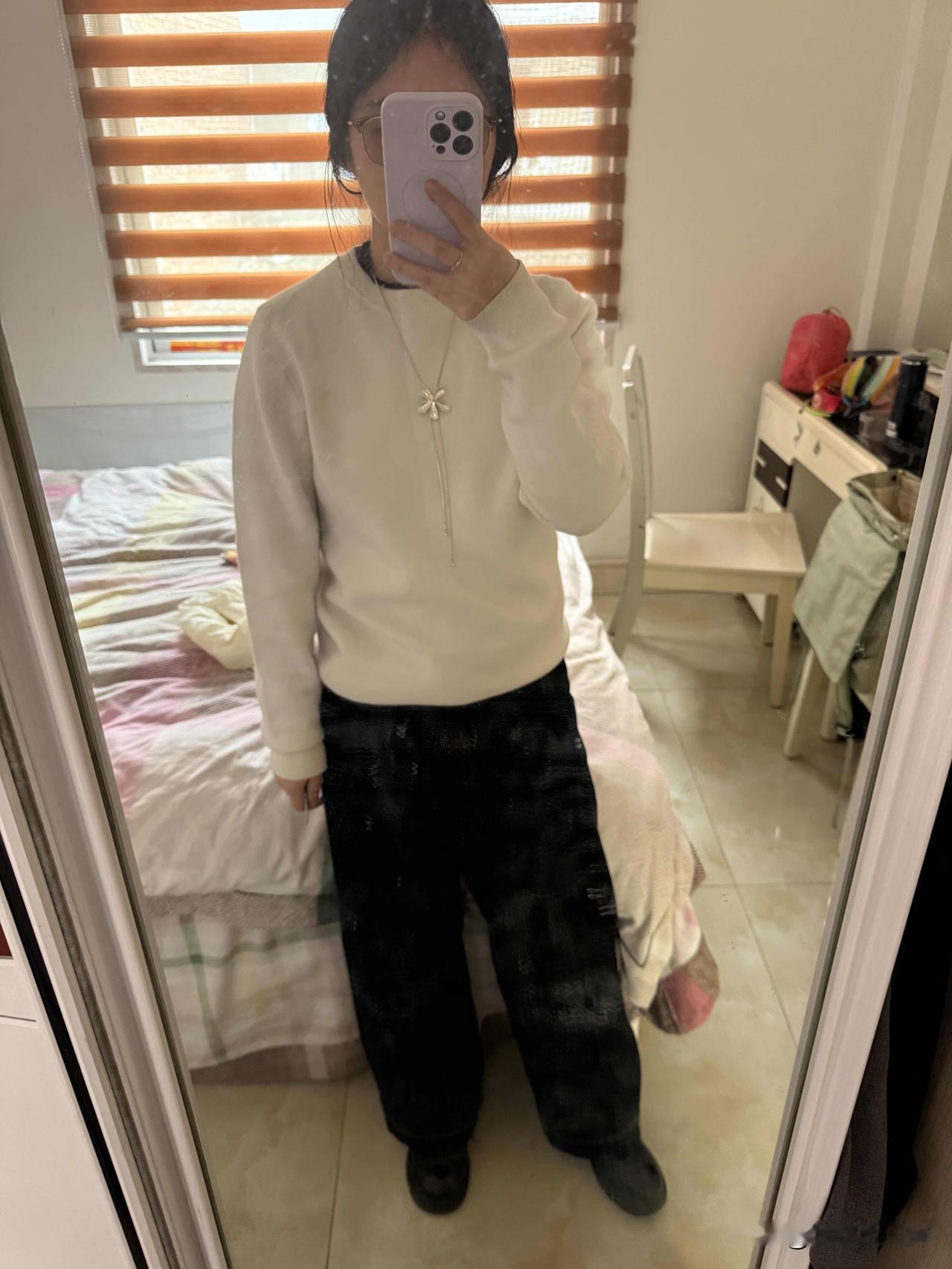 亲戚又喝多了。他大着舌头，一只手重重地搂住她的肩膀，酒气热烘烘地喷在她脸颊和脖