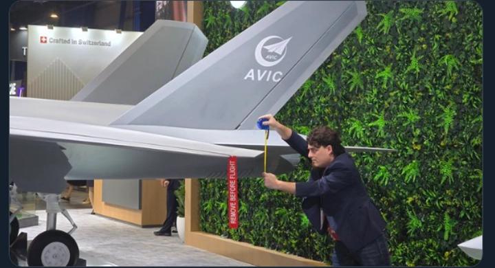 新加坡航展名场面！歼-35A凭什么让美军工大佬放下身段，用卷尺搞“小学生式测量”