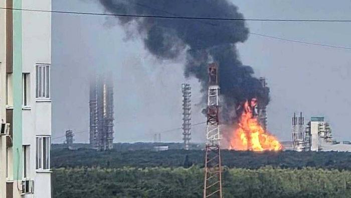 别信什么高超音速无敌论了！一架慢吞吞的无人机飞了两千里，愣是把俄最大石化厂炸上了