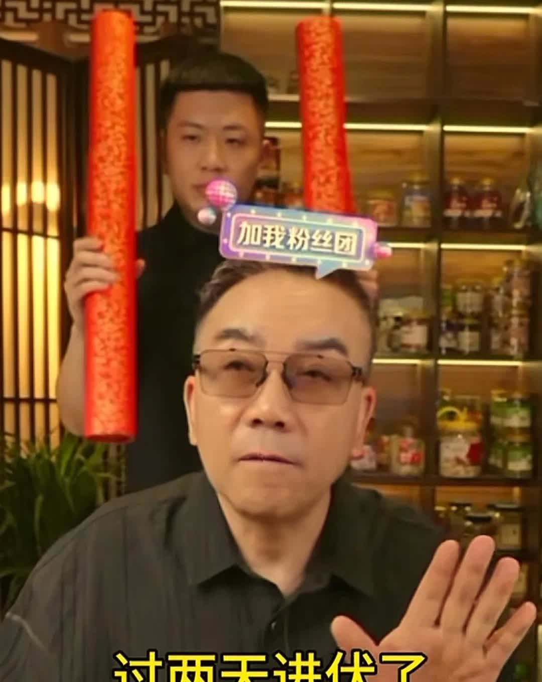 杨议在自立门户以后按下了支持者和粉丝让侯耀华还钱还貂皮的行为，杨议直言：你们千万
