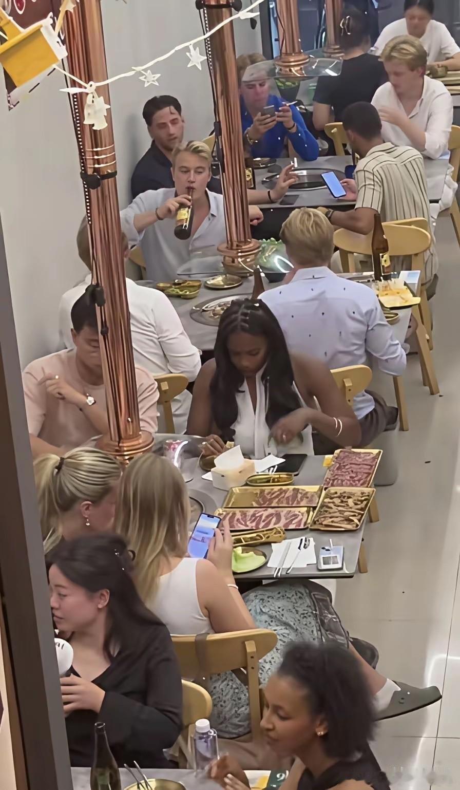 “只有在真正文明的国度，男女老少、不同种族、不同肤色的人们，才能这样和和气气的坐