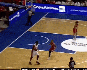 姚明在CBA简直就是奥尼尔般的存在……就下面简简单单的两个画面就能看出来姚明在