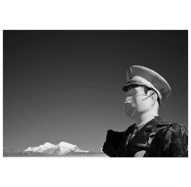 边防官兵的生活那叫一个艰苦，简直超乎想象。就说北部战区陆军某边防旅天池哨所，在海